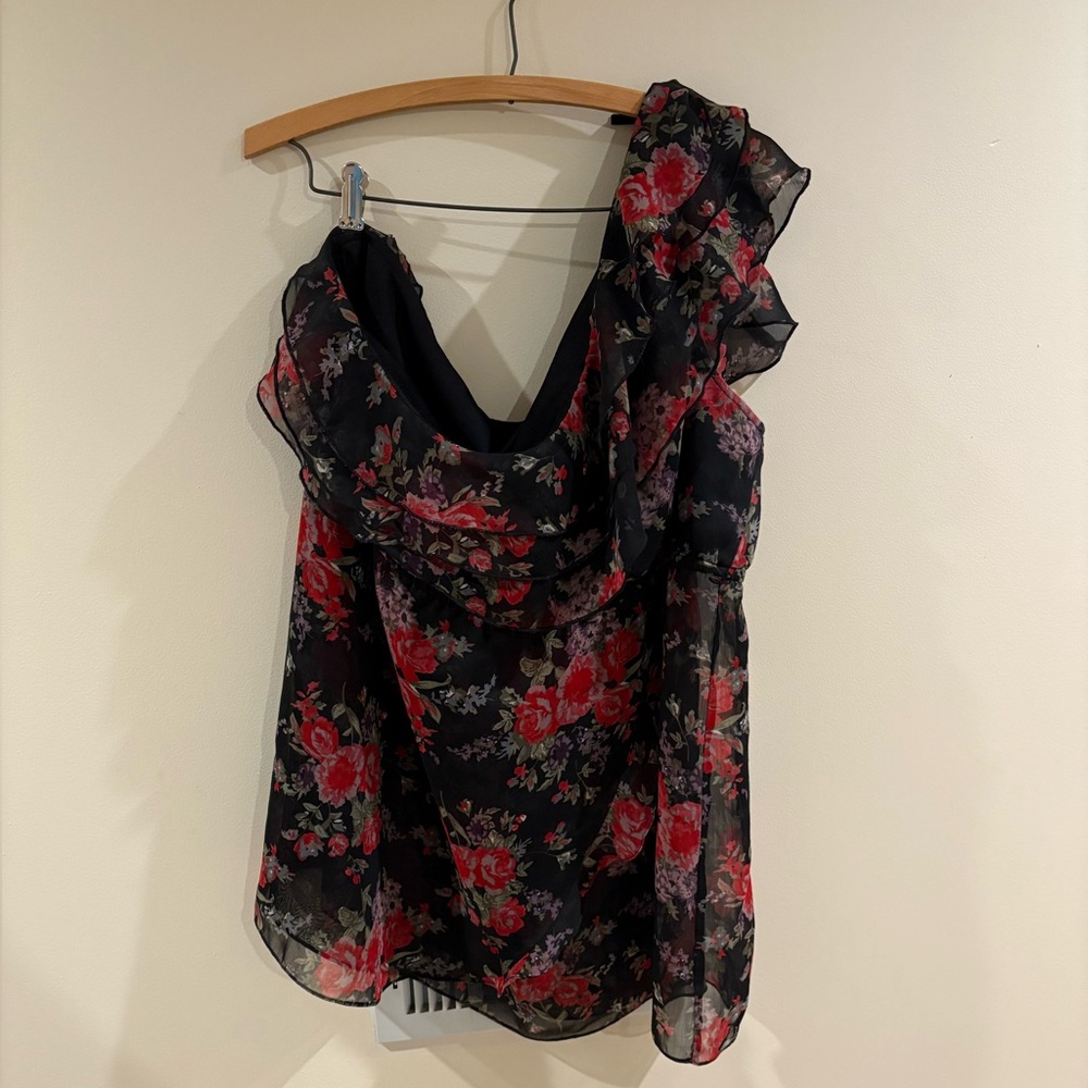 Gorgeous flowy one-shoulder top in a vibrantly floral print! 2X